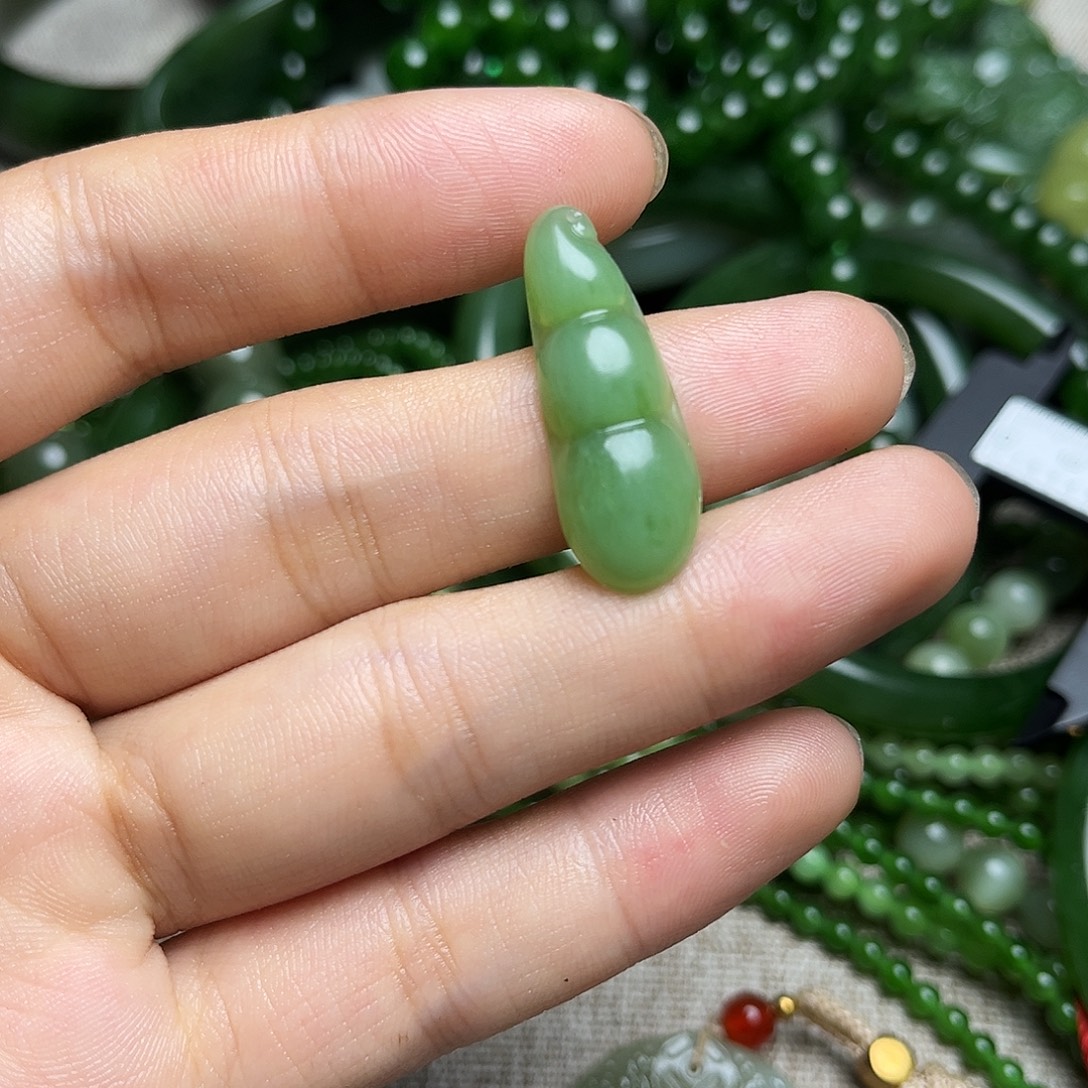 颈饰未镶嵌和田玉（碧玉）