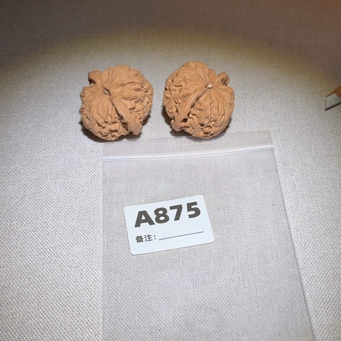 文玩核桃吊坠白狮子875