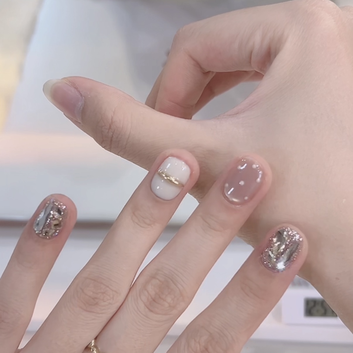 【琉白波点】野世穿戴甲  白色美甲猫眼波点拼钻纯手工美甲