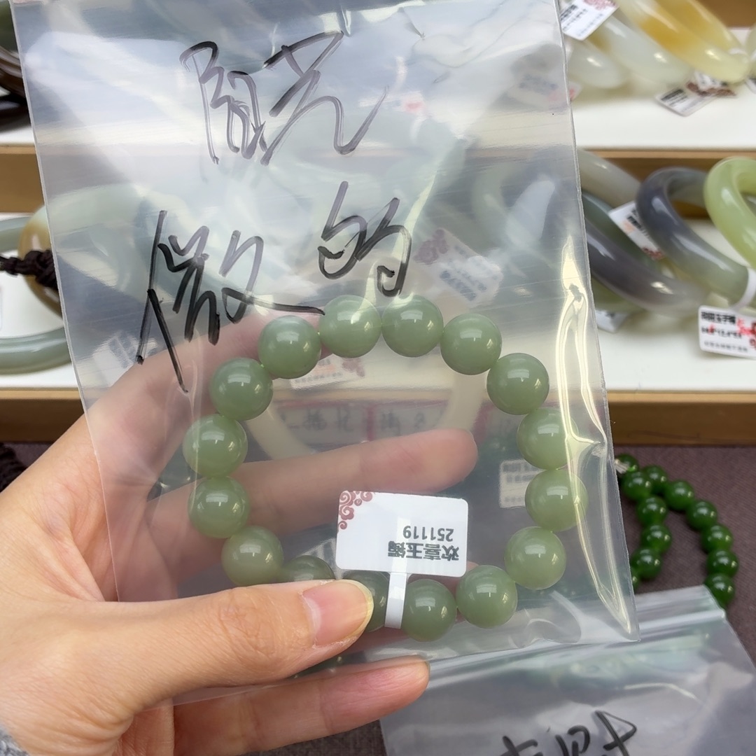 阳****和田玉未镶嵌手镯