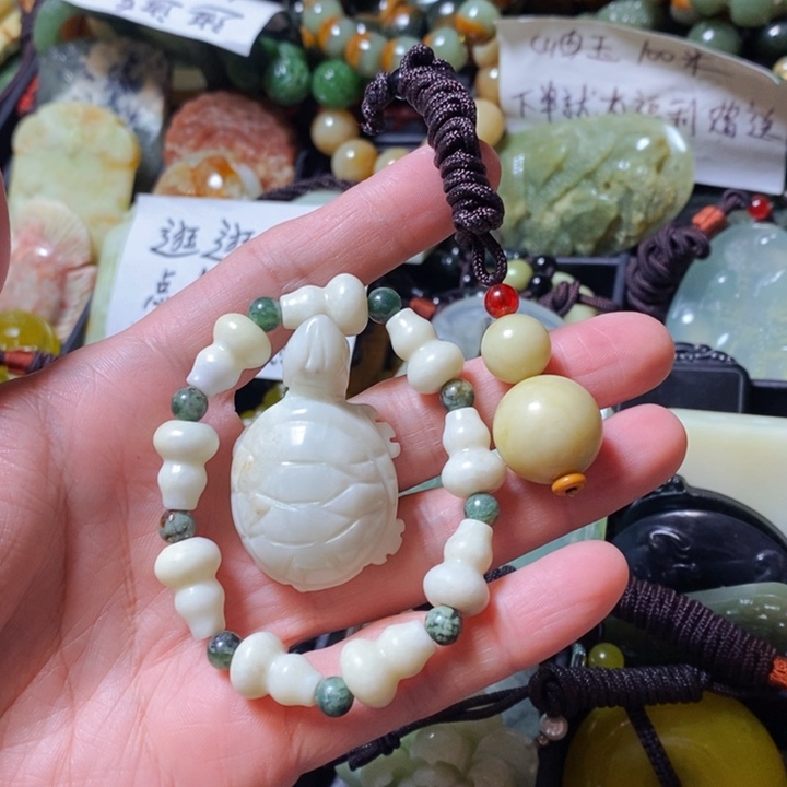 蛇纹石玉颈饰未镶嵌