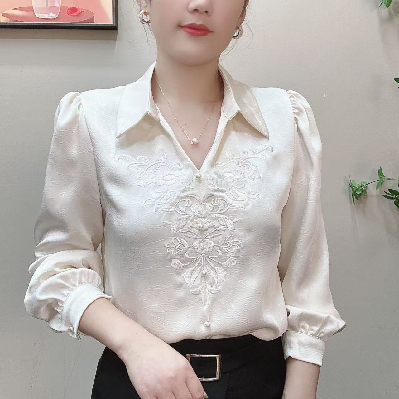 2025新款刺绣长袖衬衫上衣百搭v领气质衬衣时尚春秋小衫妈妈装
