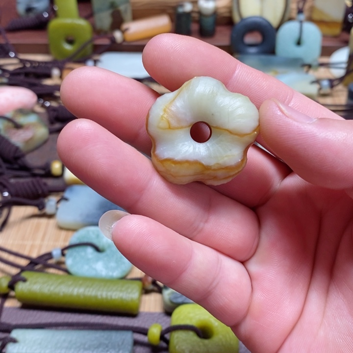 蛇纹石玉挂件未镶嵌