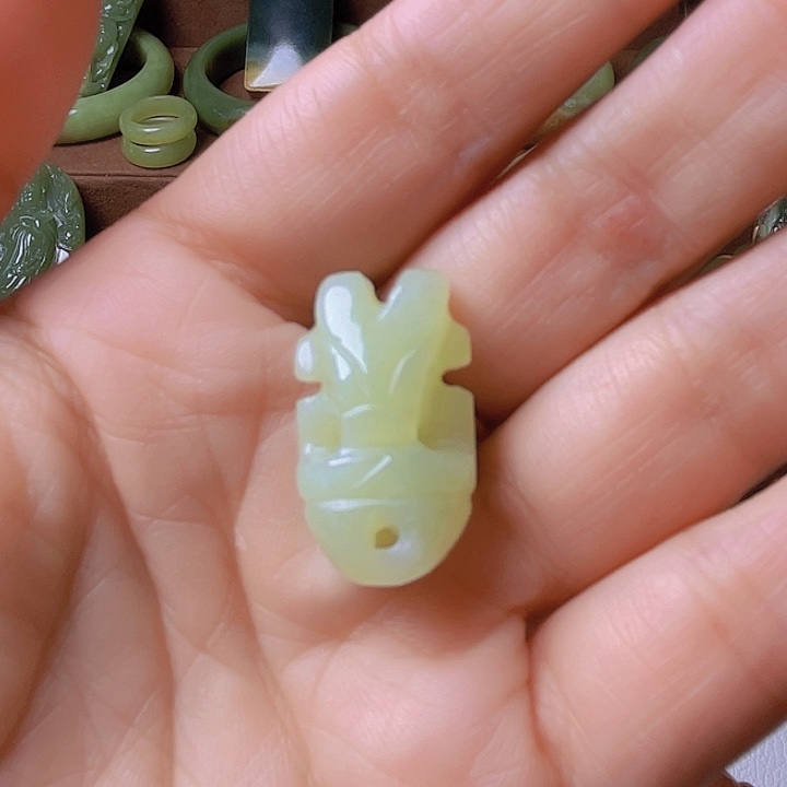 未镶嵌岫岩河磨玉（透闪石质玉）挂件