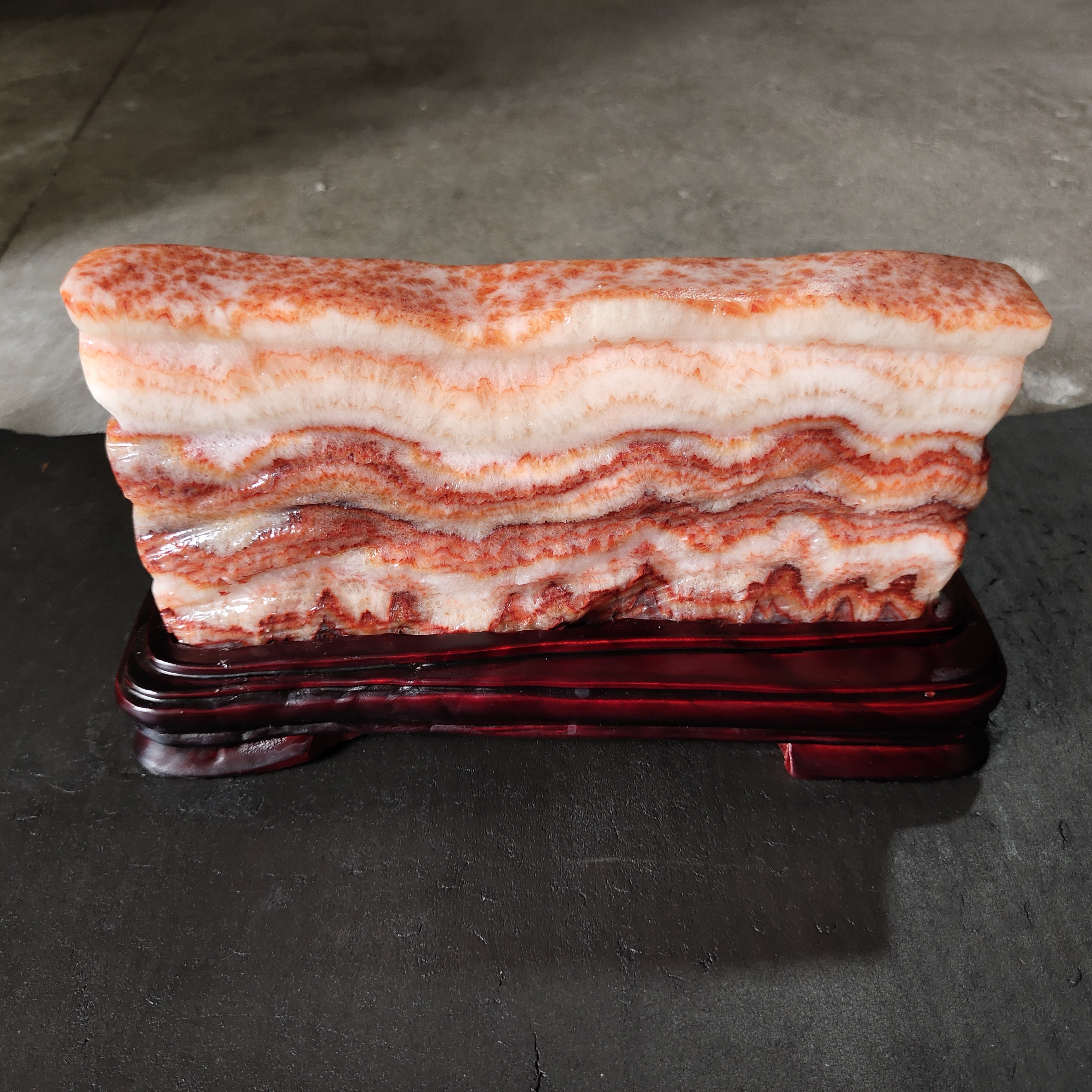 广西天然猪肉石家居摆件,石头尺寸24*3.5*11含座长26高14cm.5.5斤