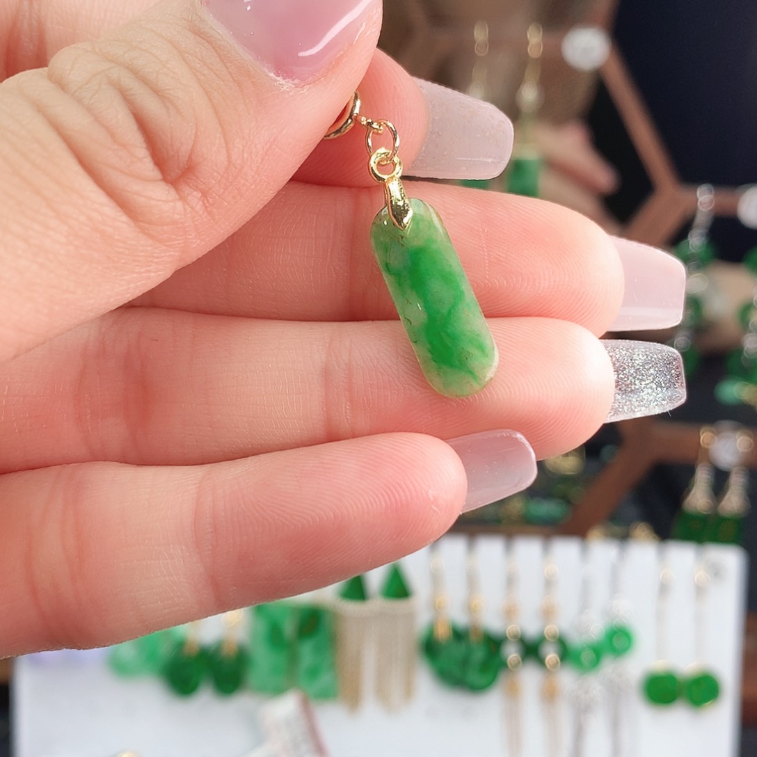 翡翠未镶嵌颈饰吊坠