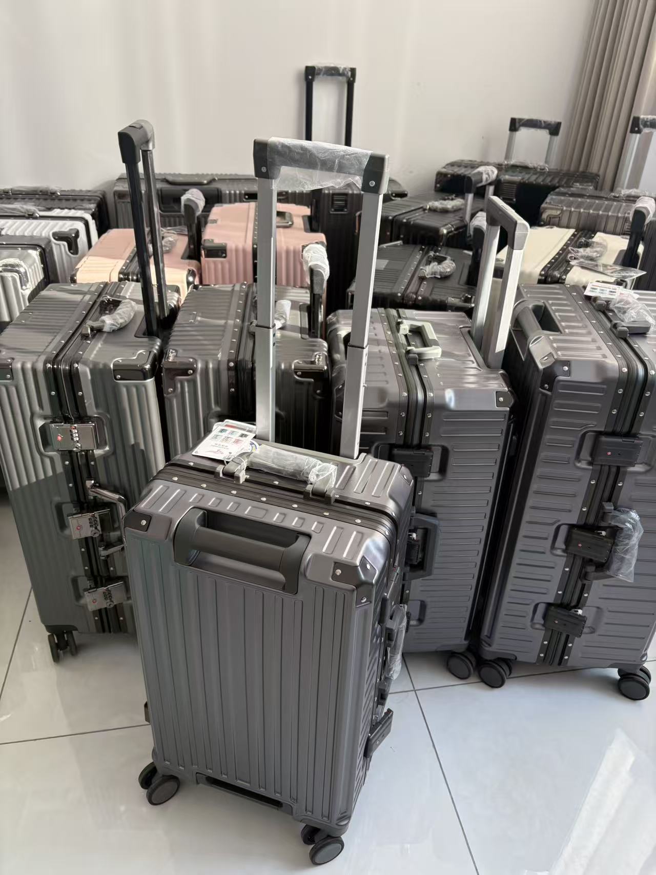 孤品断码清仓20-32寸微瑕静音万向轮清仓福利登机密码箱结实耐用