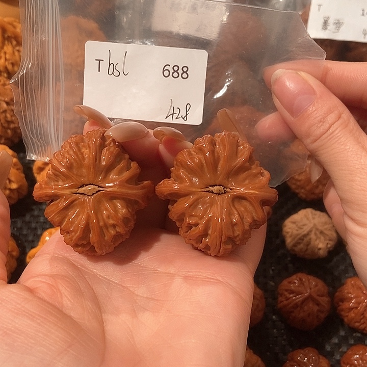 文玩核桃吊坠精品球形三角白42.7肚45