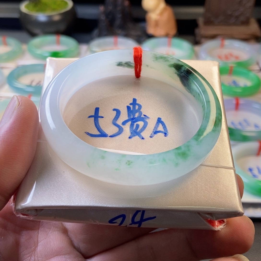 翡翠未镶嵌手镯15、冰胶飘绿花贵妃