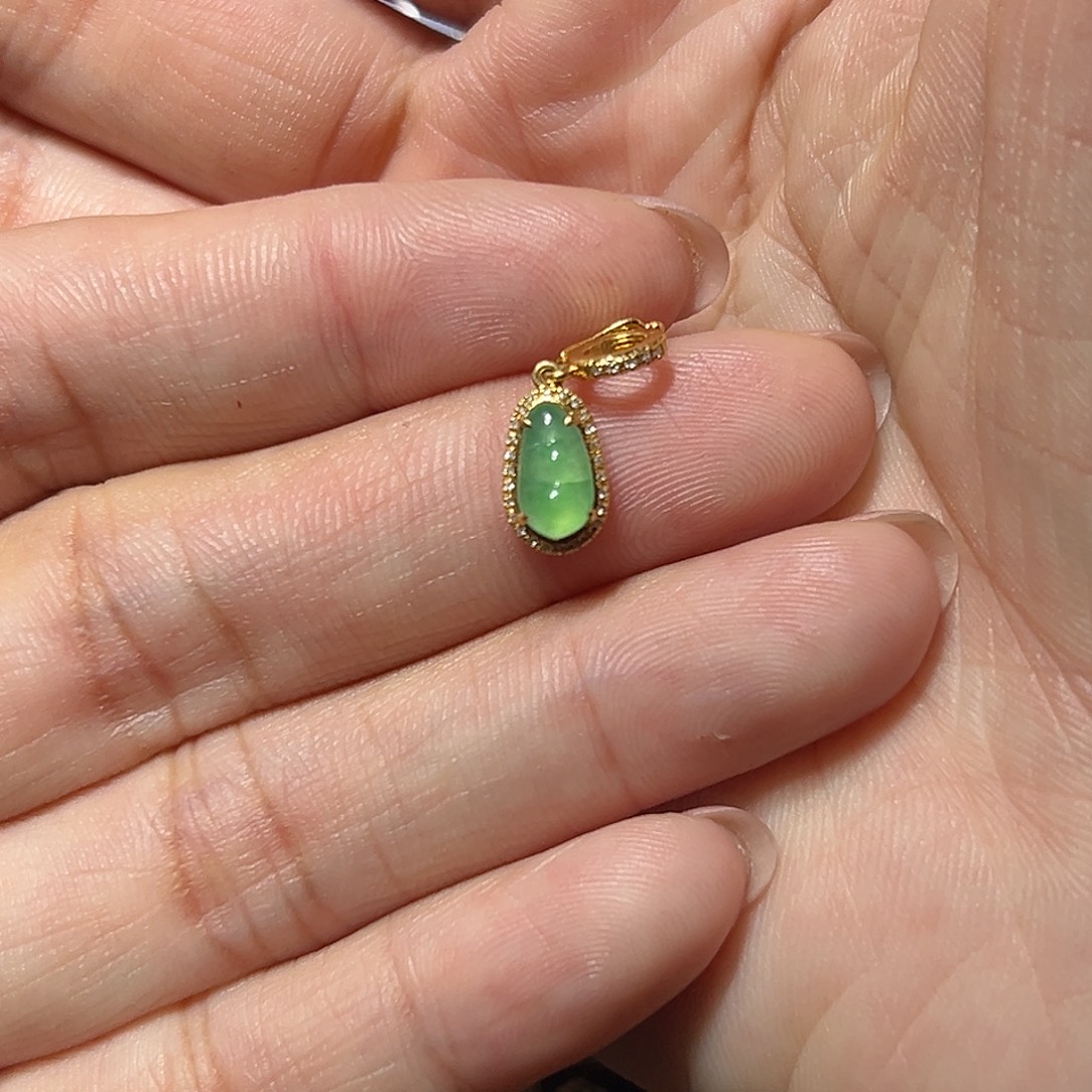 小***蟹翡翠18K金镶嵌颈饰