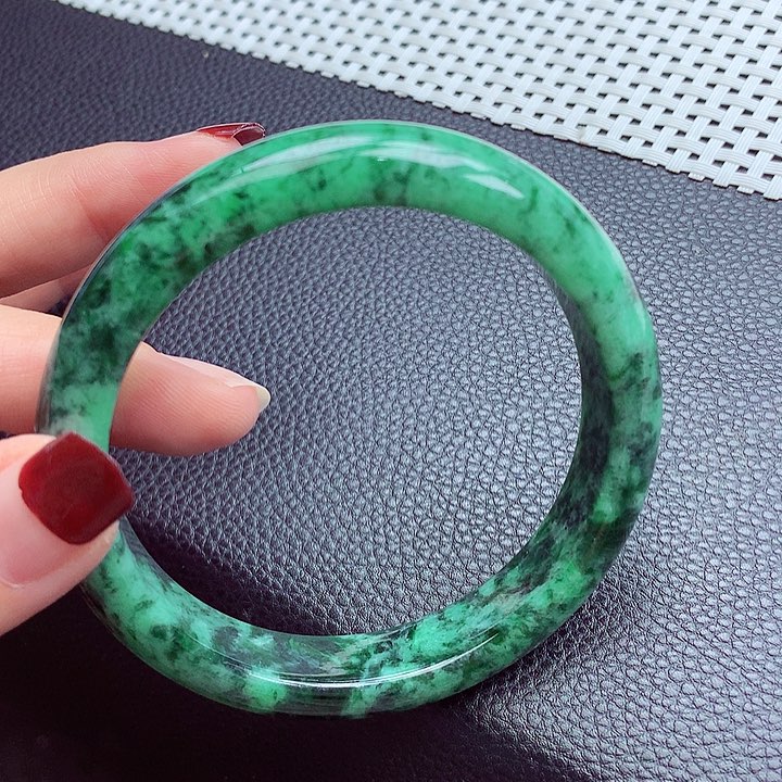 翡翠手镯未镶嵌翡翠