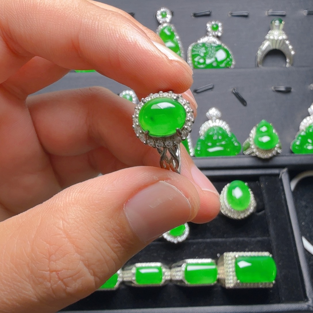 颈饰未镶嵌翡翠戒指