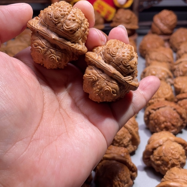 蛤蟆头雕刻的金蟾