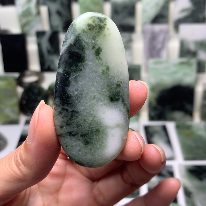 独山玉颈饰未镶嵌