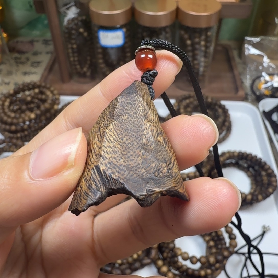 沉香碎屑沉香树丁绳子