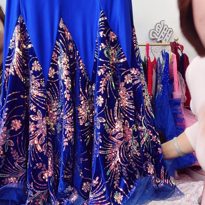 交谊舞和歌舞演出两类