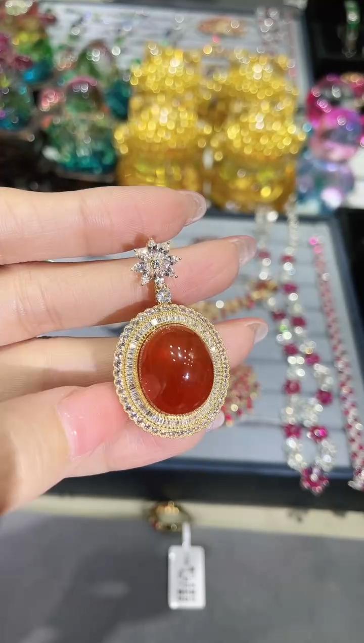 18K金镶嵌天然芬达石吊坠