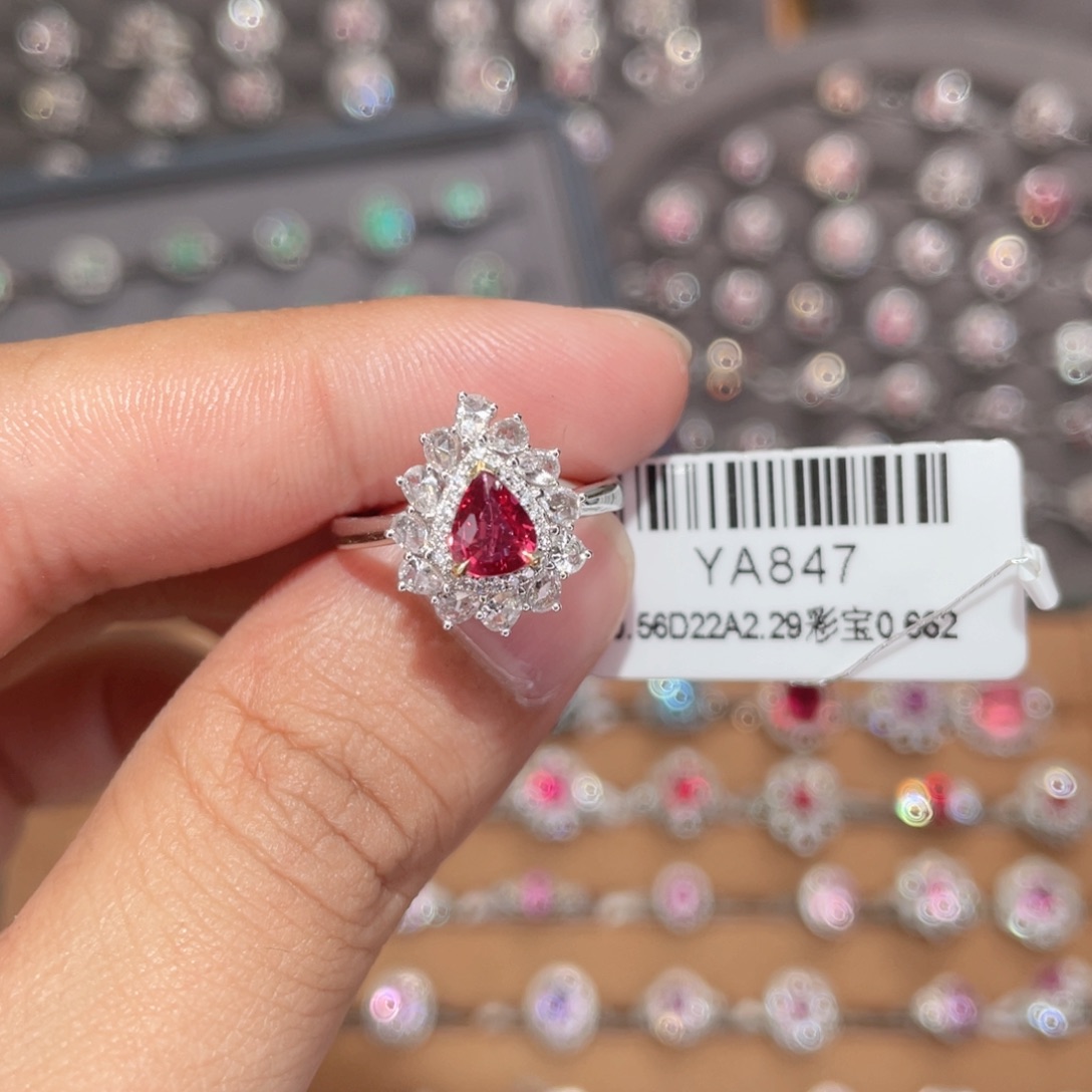 红宝石戒指18K金镶嵌.