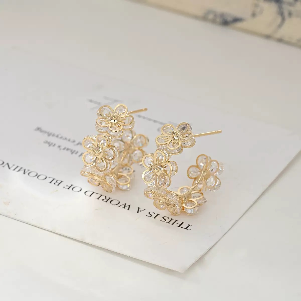 铜合金耳饰 AL7185 轻奢感重工满镶锆石花朵圈圈耳环