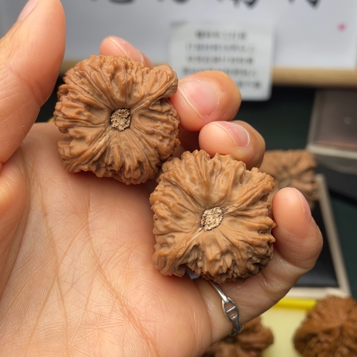 文玩核桃吊坠37尺奥迪丑将