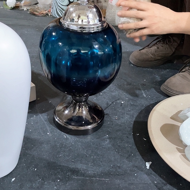 ?*?陶瓷花瓶，仿真绿植。