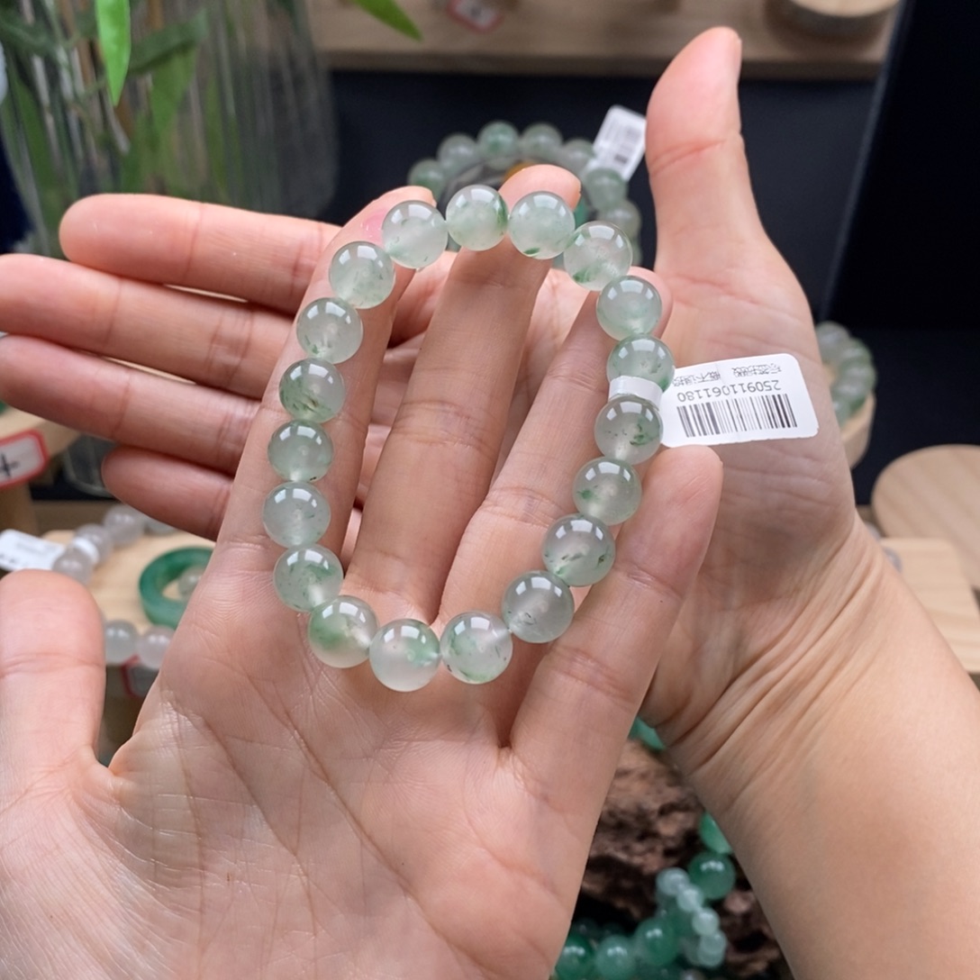 周***通石英质玉未镶嵌手链