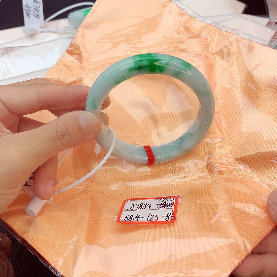 翡翠手镯未镶嵌翡翠