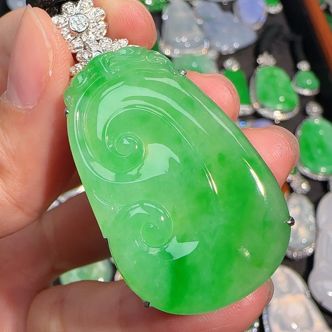 翡翠颈饰18K金镶嵌飘绿如意