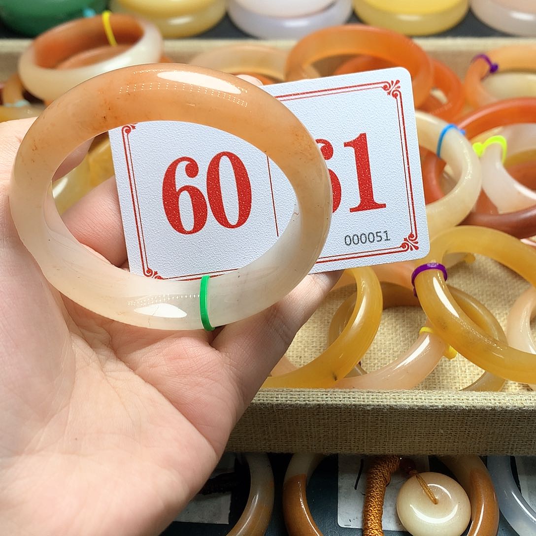 未镶嵌石英质玉（黄龙玉）手镯