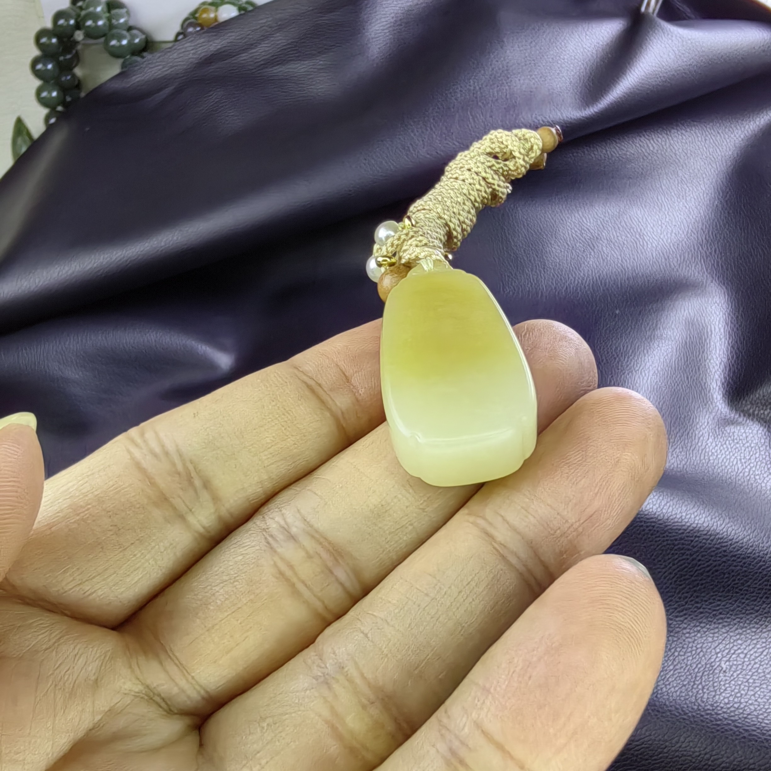 新疆和田玉黄金糖无事牌吊坠
