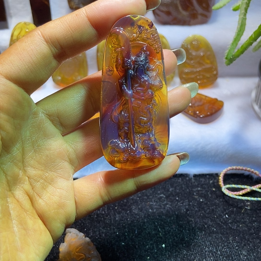 琥珀颈饰未镶嵌关公