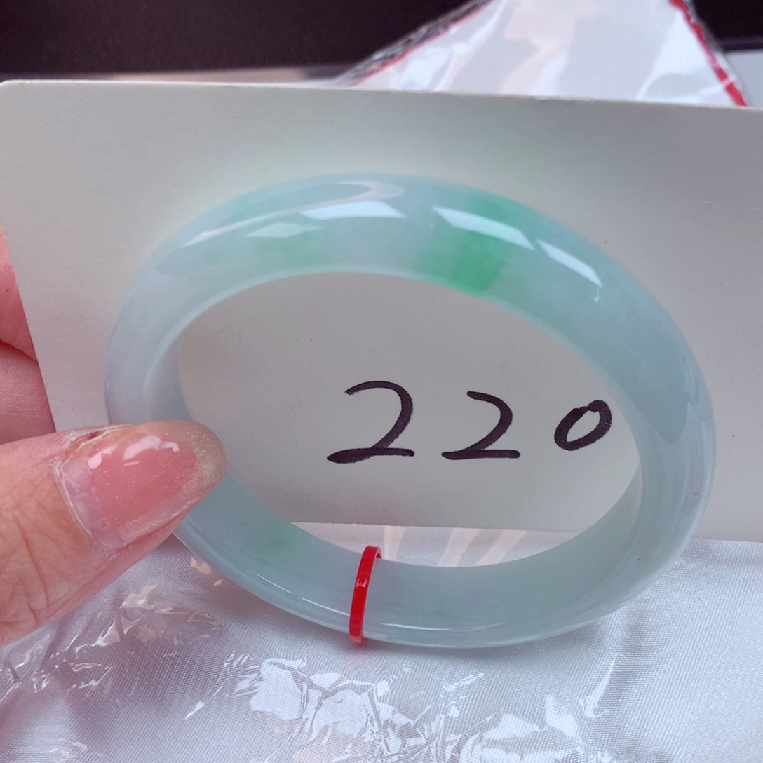 翡翠手镯未镶嵌翡翠