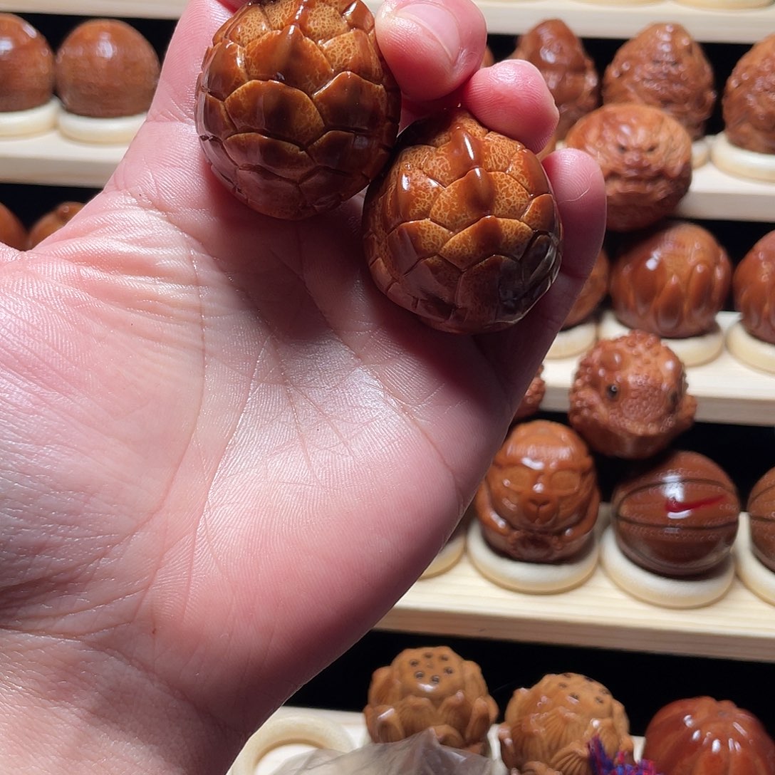 麟***游橄榄核吊坠镂空富甲