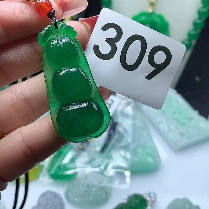 翡翠吊坠(赠链)未镶嵌