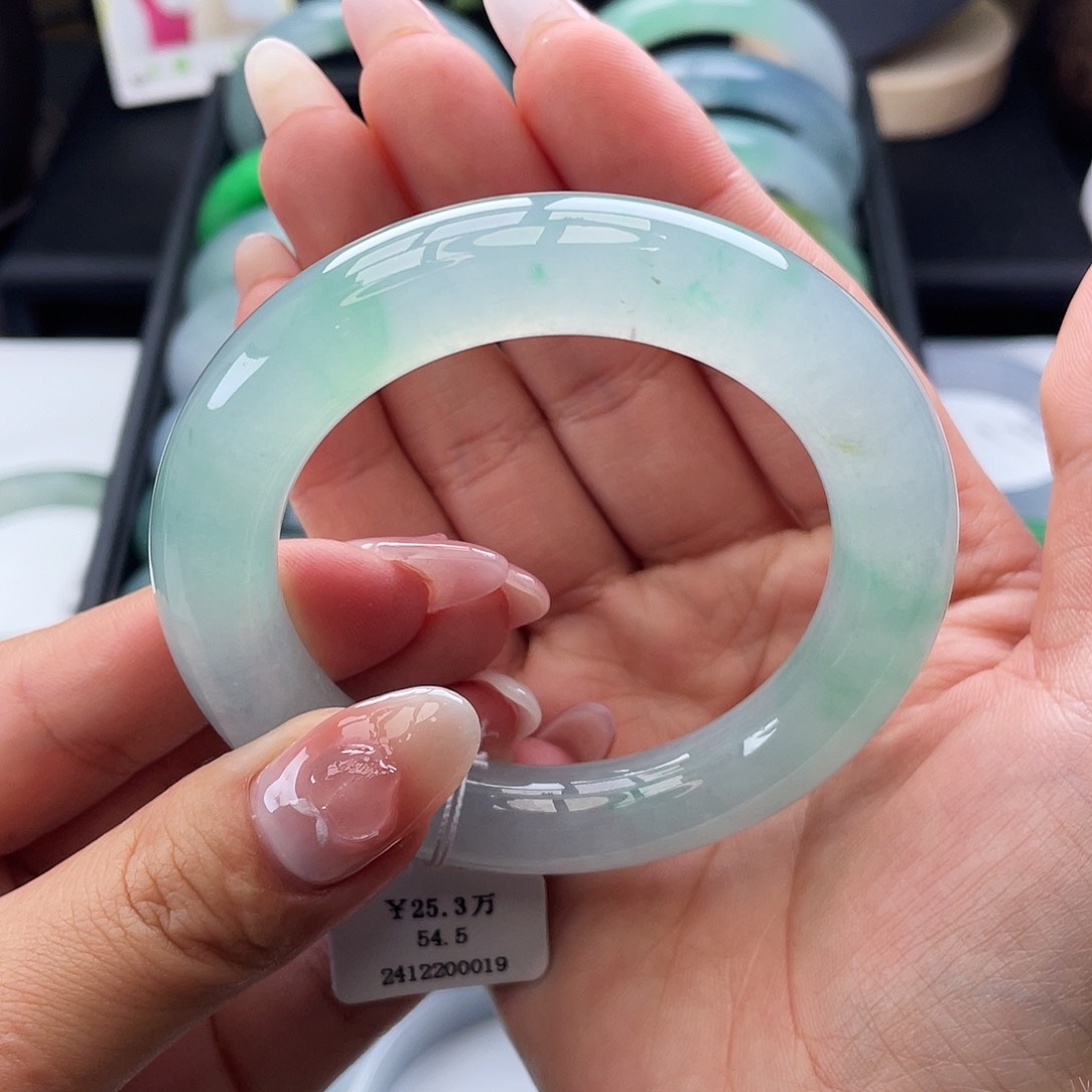 翡翠手镯未镶嵌54-55冰胶飘透绿圆条