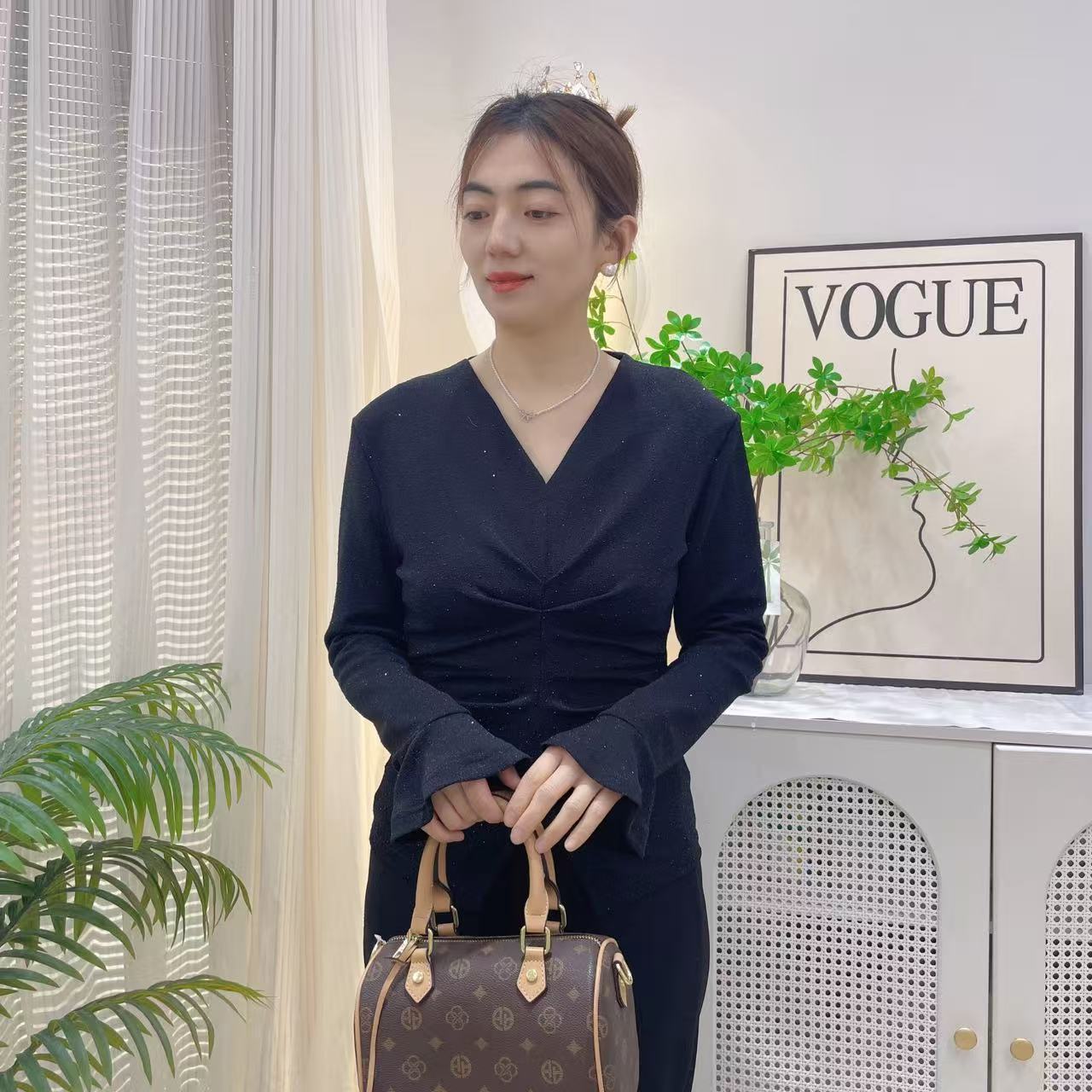 【木子原创】新款V领亮线气质时尚爆款高端轻奢设计感微喇袖洋气衫