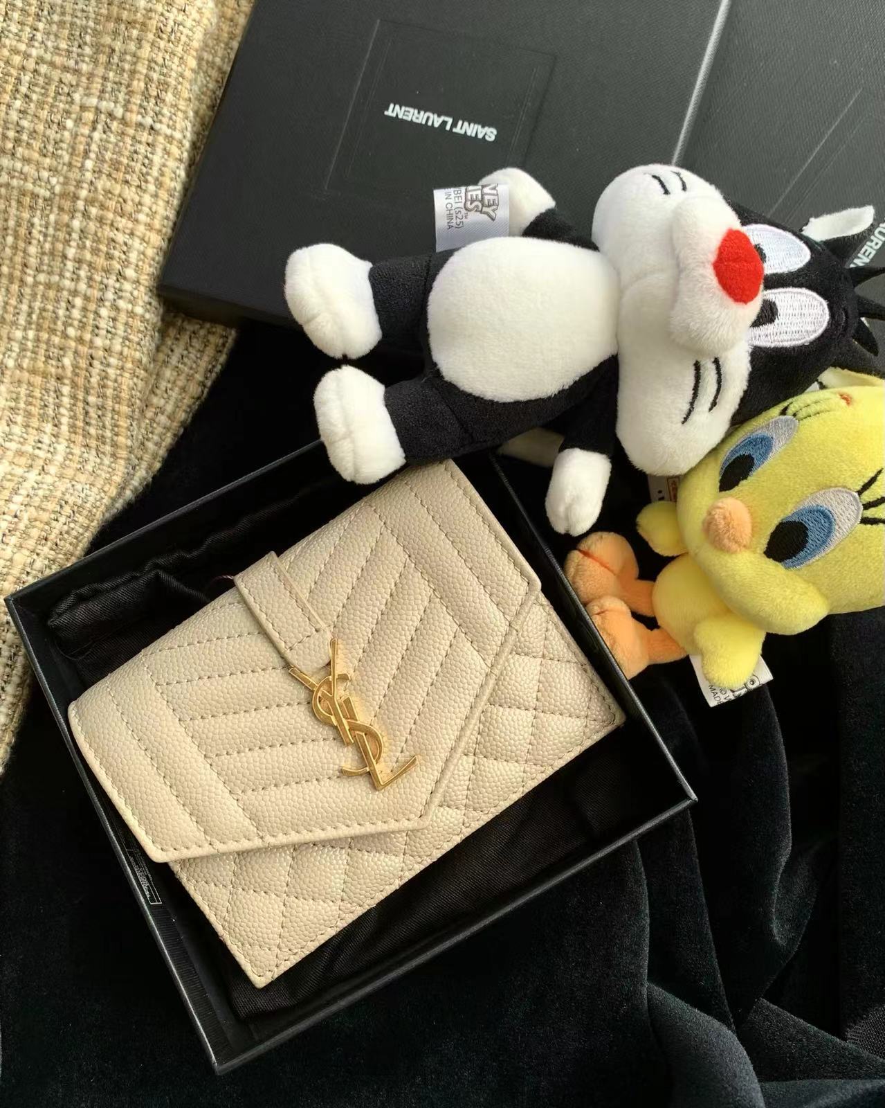 95新 YSL/圣罗兰 裸粉色v纹鱼子酱卡包 18309332