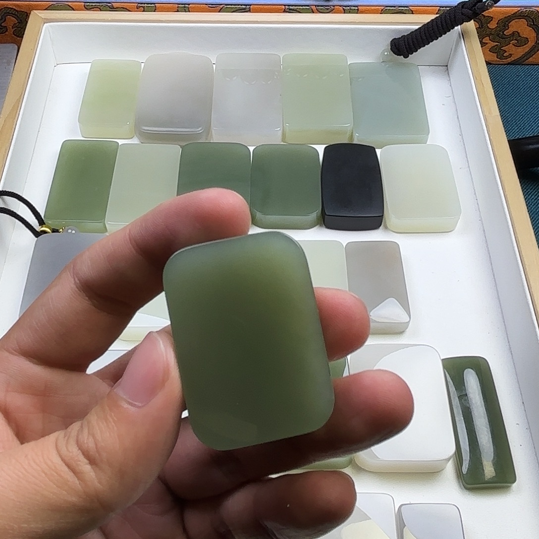 橘****和田玉未镶嵌颈饰