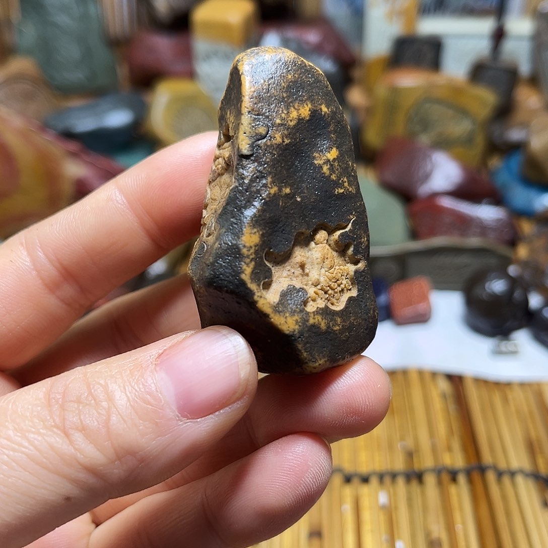 新疆原石雕刻手把件
