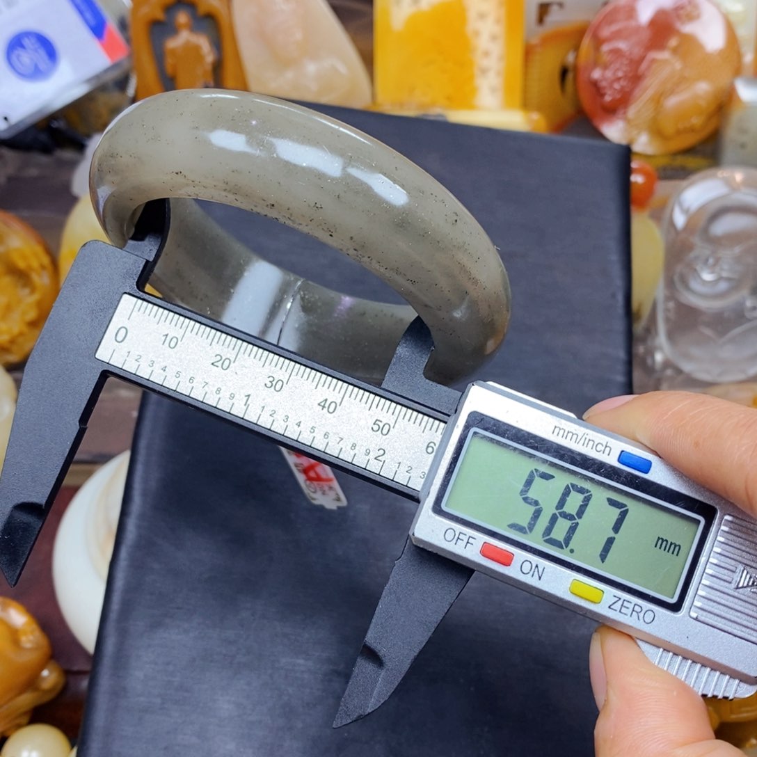 石英质玉（黄龙玉）颈饰未镶嵌