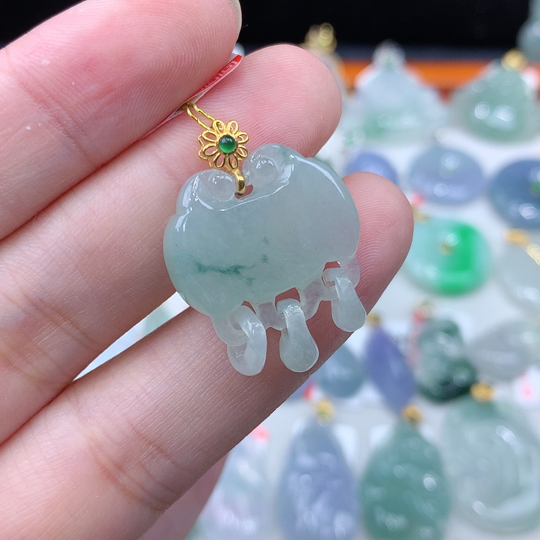 翡翠颈饰18K金镶嵌如意锁