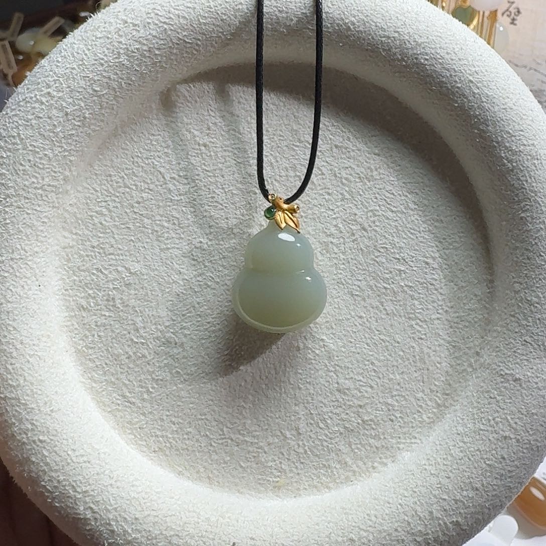 改***仙和田玉18K金镶嵌颈饰葫芦
