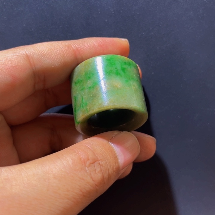 翡翠颈饰未镶嵌翡翠的板子颜色非常好，老坑脆