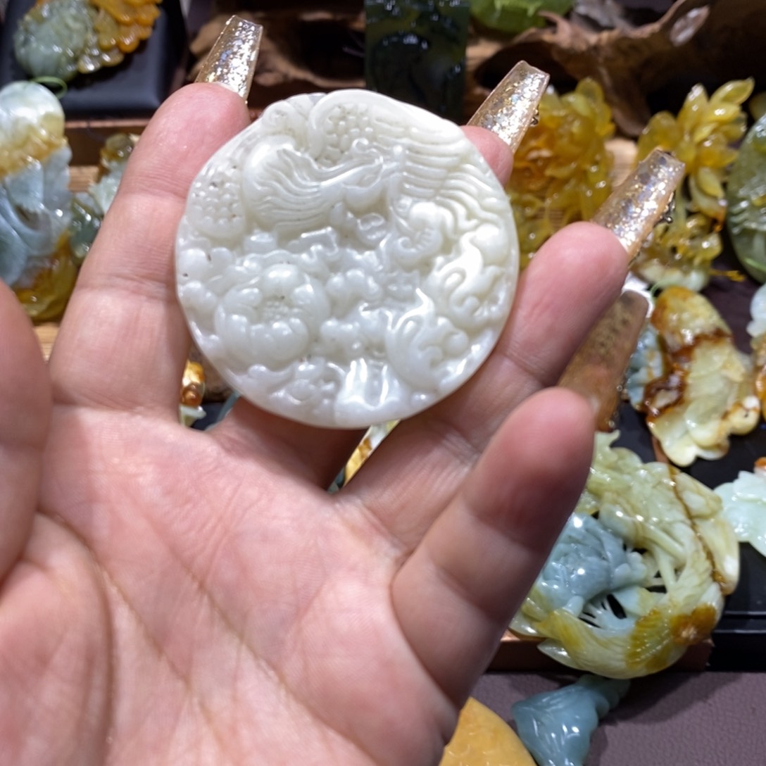 蛇纹石玉颈饰未镶嵌