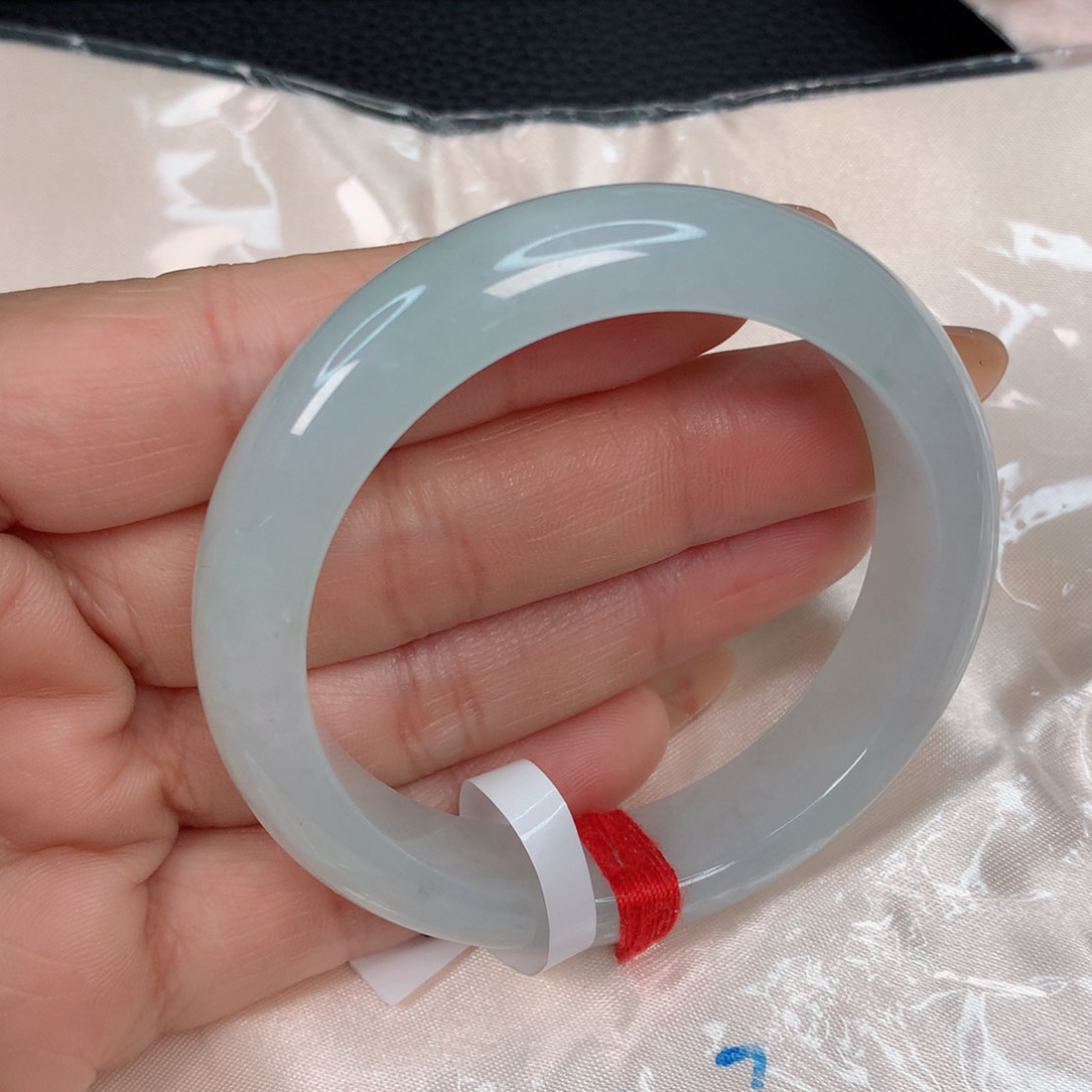 翡翠手镯未镶嵌………….