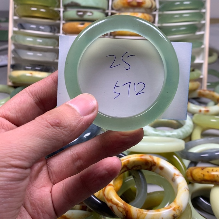 蛇纹石玉手镯未镶嵌