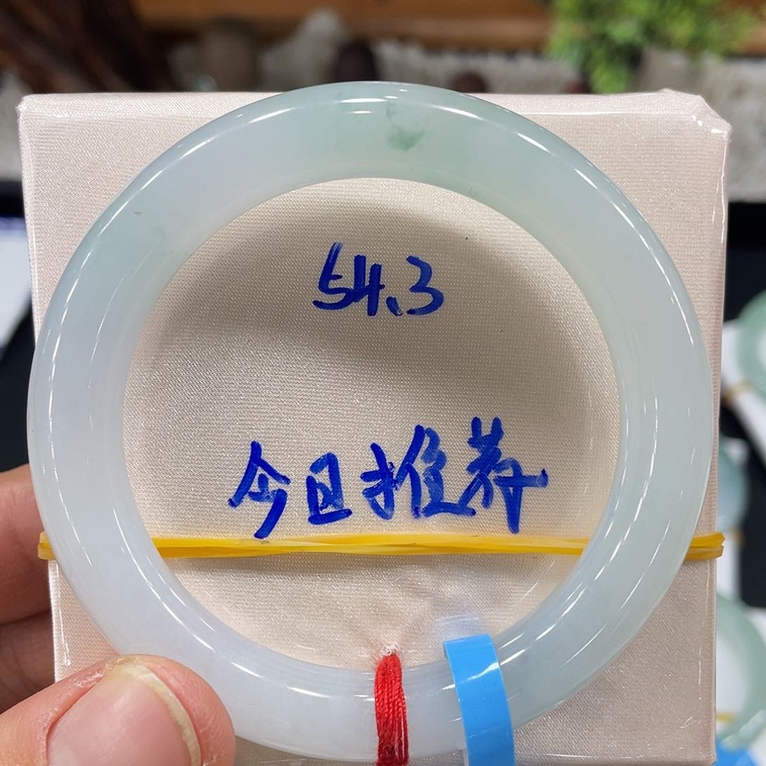 翡翠手镯未镶嵌翡翠