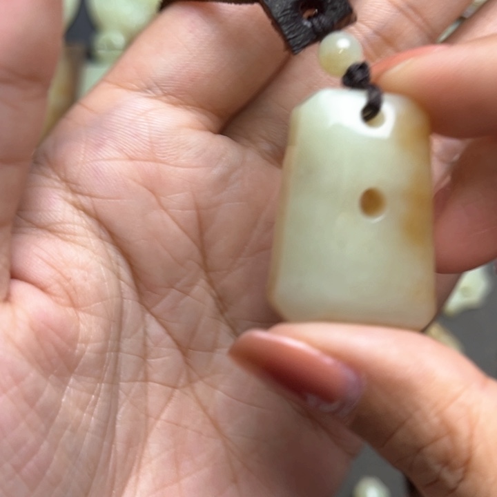 岫岩老玉（透闪石质玉）颈饰未镶嵌九****桃