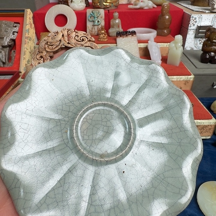 玉***8瓷片古玩收藏者们纷纷来到此地