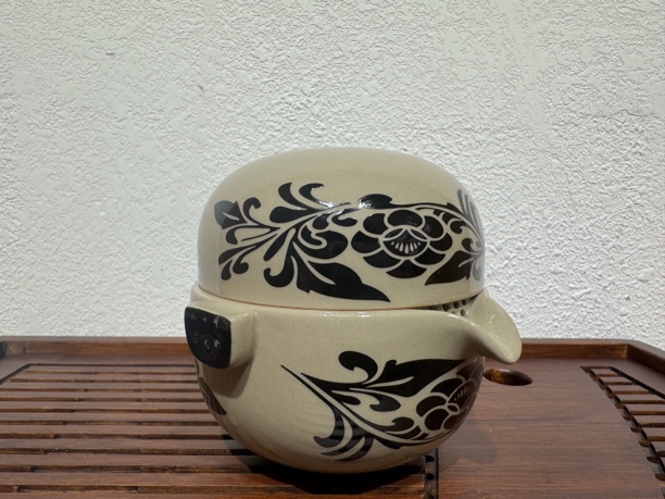 磁州窑缠枝牡丹快客杯